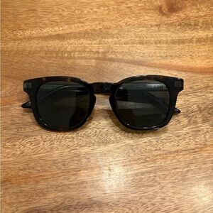 Quay Weekender sunglass - Dark Tortoise Frame / Green Lens